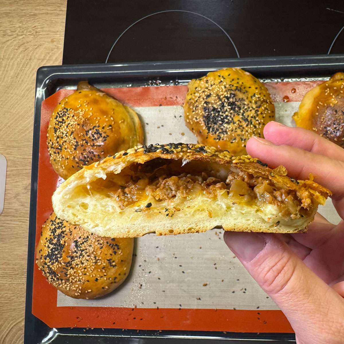 This recipe combines fluffy homemade buns with a delicious filling of ground meat, mozzarella, and aromatic spices, making it the ultimate comfort food. Soft, fluffy, and slightly sweet – whether you’re hosting a backyard BBQ or a casual dinner, these buns will impress your guests.
#cheeseburger #cheeseburgerbuns #cheeseburgers #cheeseburgerbread